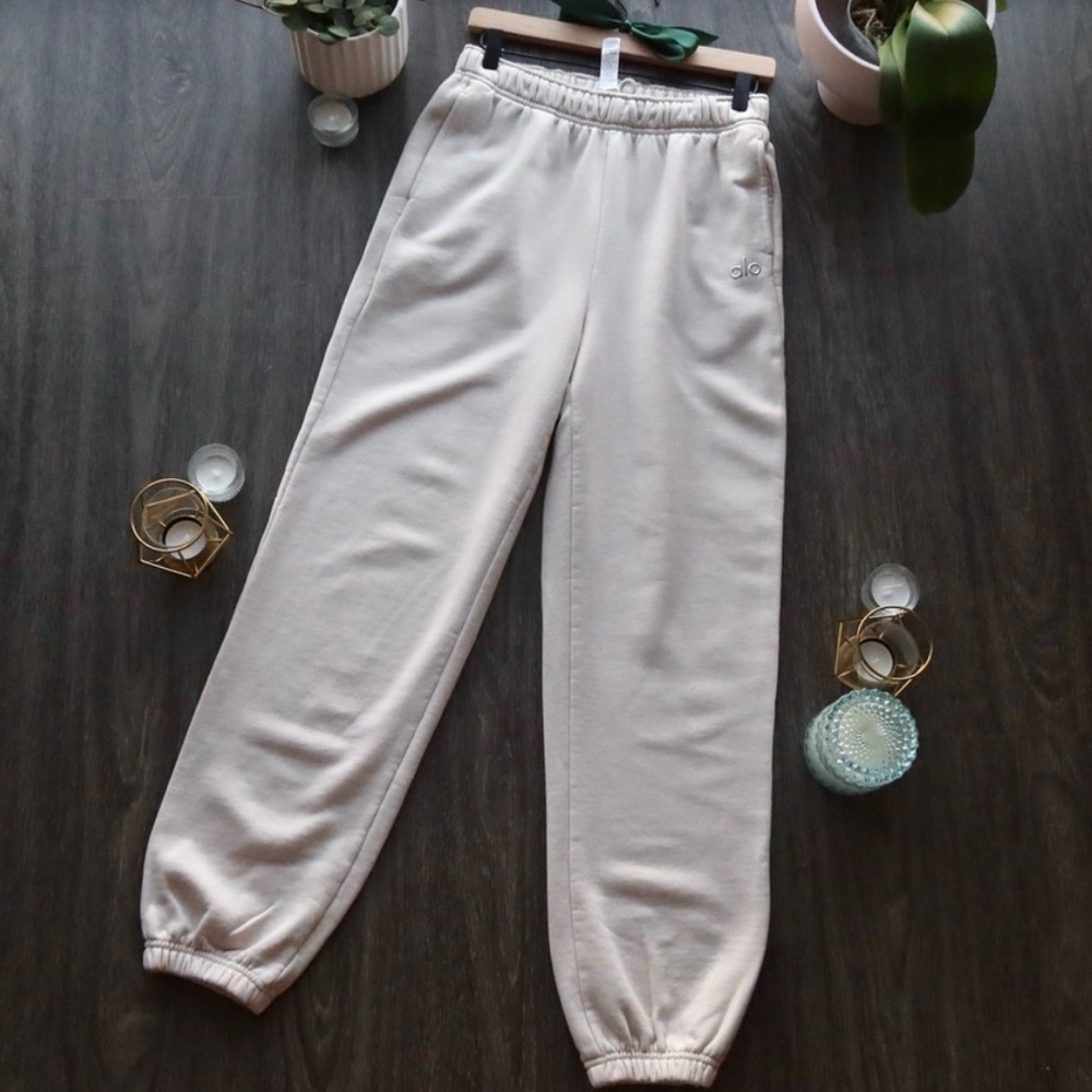 Alo Yoga Accolade Sweatpant in Bone